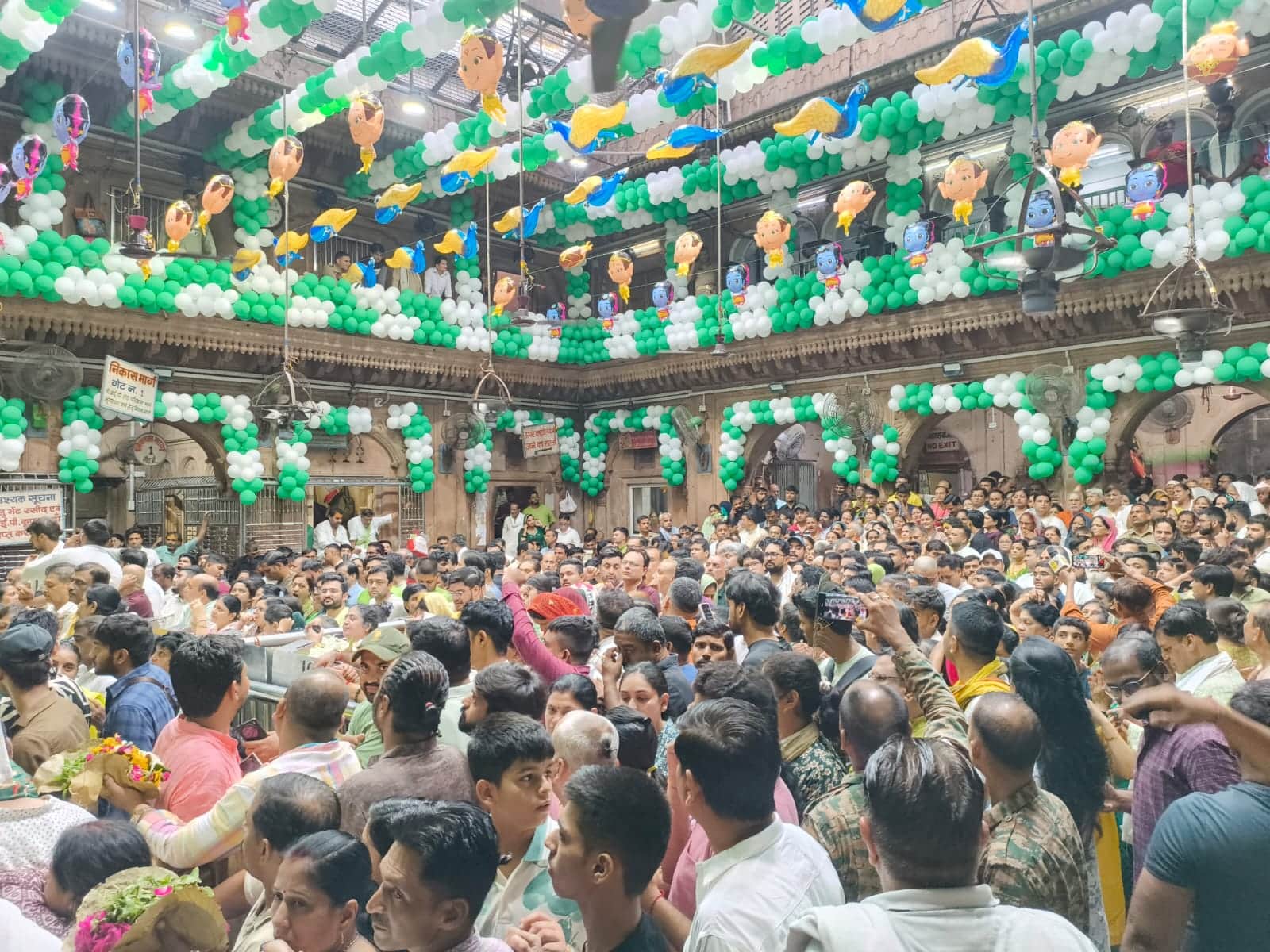 बांकेबिहारी मंदिर में उमड़ा भक्तों का हुजूम।