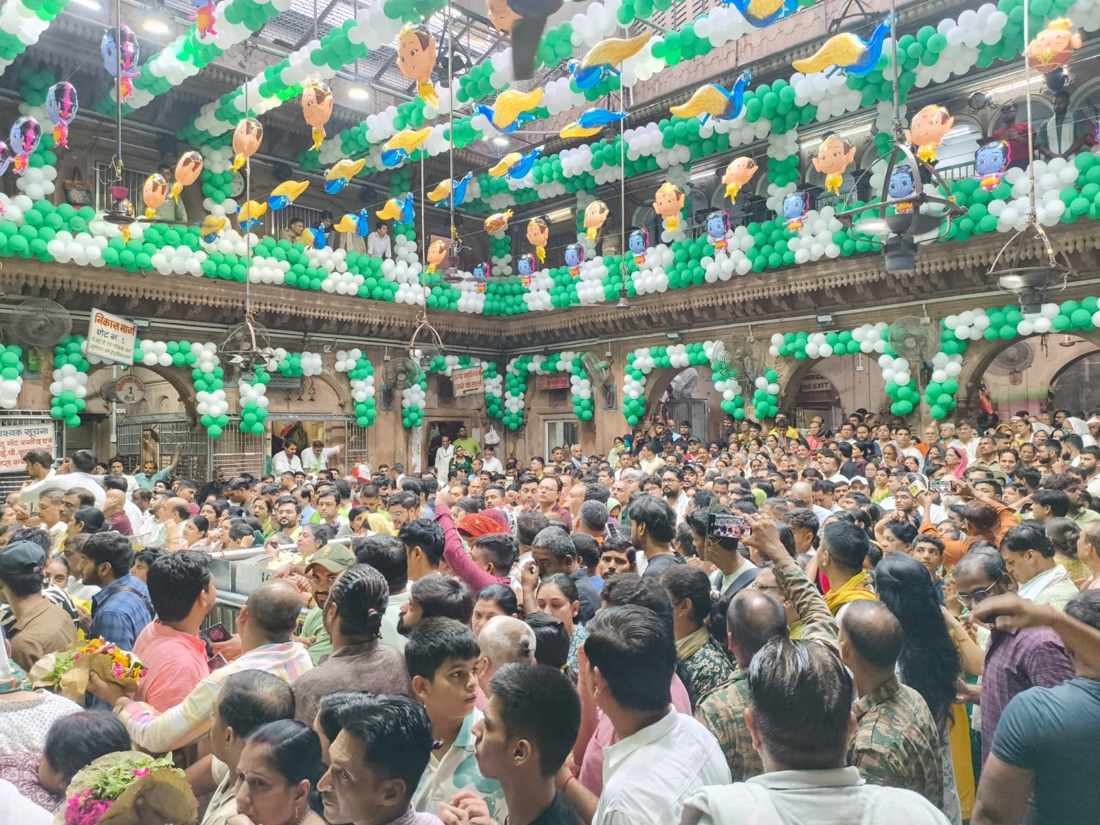 बांकेबिहारी मंदिर में उमड़ा भक्तों का हुजूम।