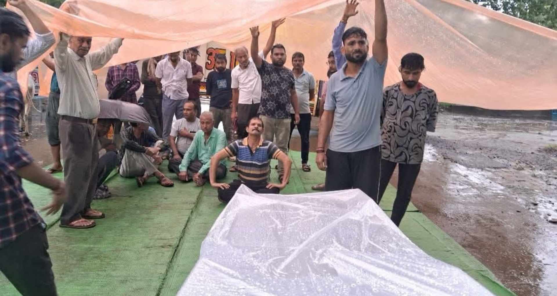 बारिश में पन्नी तानकर करना पड़ा दाह संस्कार