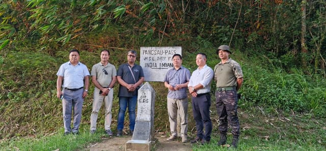 चांगलांग में द्वितीय विश्व युद्ध स्थलों का दौरा करती कॉमनवेल्थ वॉर ग्रेव्स कमीशन टीम