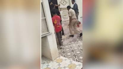 छापा मारने पहुंची पुलिस