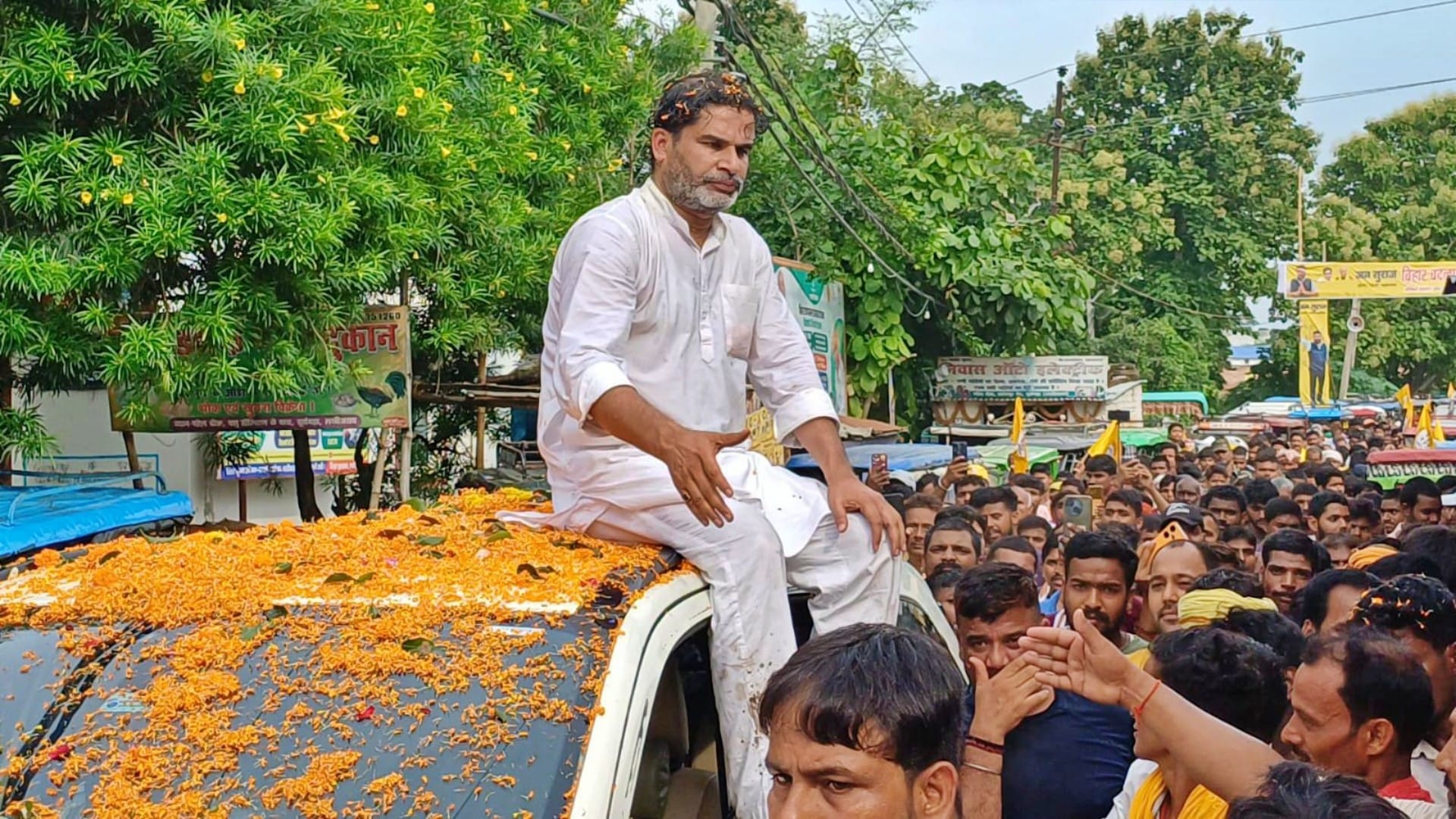 जनसुराज कार्यकर्ताओं के बीच प्रशांत किशोर