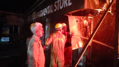 Kanpur: Fire broke out in a handloom, three workers were rescued