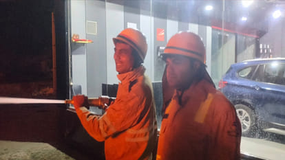 Kanpur: Fire broke out in a handloom, three workers were rescued