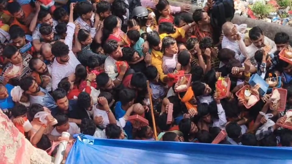 Haridwar Mansa Devi temple stampede Eyewitness Told aap beeti he got electric current
