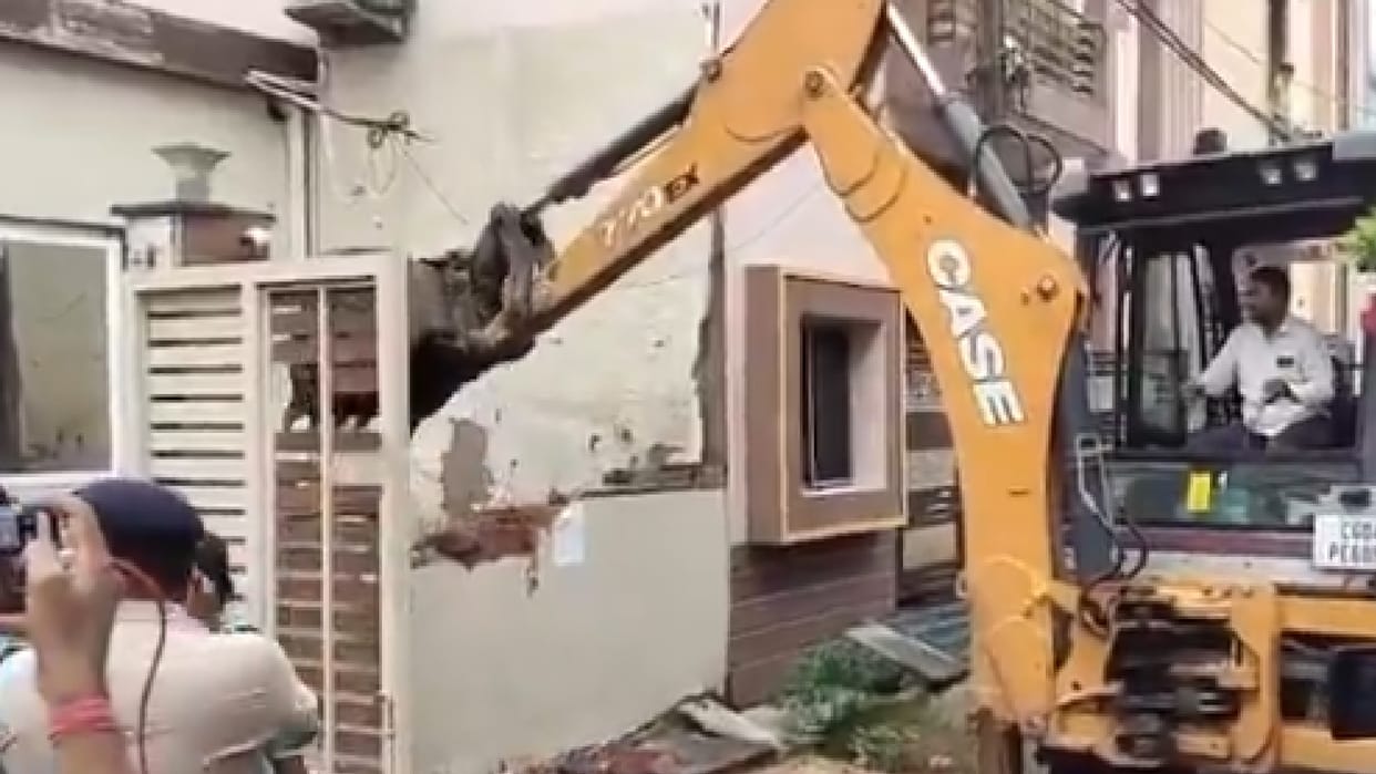 Bulldozer ran on illegal office of Tomar brothers, history sheeter criminals still absconding in Raipur