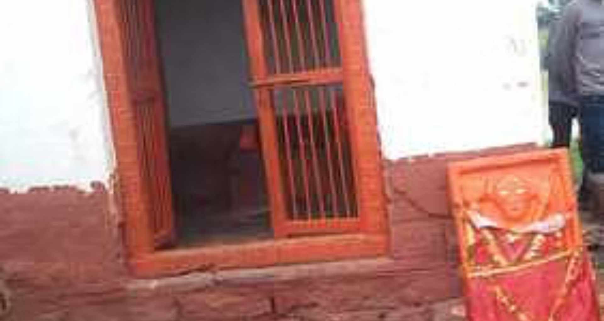इस हनुमान मंदिर की प्रतिमा की गई खंडित