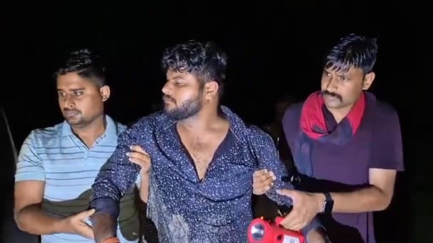 Banda Three accused of robbing jewelry arrested in encounter gang leader shot in the leg, admitted to hospital