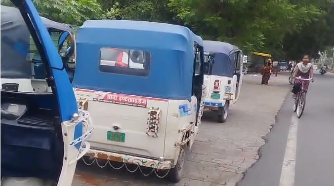 There is no fixed fare for e-rickshaws and auto rickshaws in the city, drivers are charging arbitrarily
