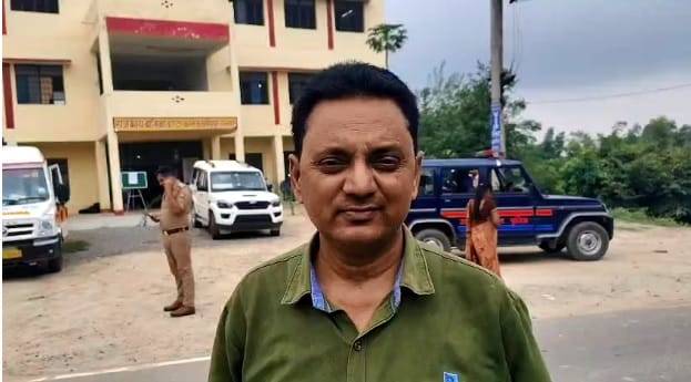 Unnao Student ran after seeing exam being missed due to closed railway crossing SO took her to centre