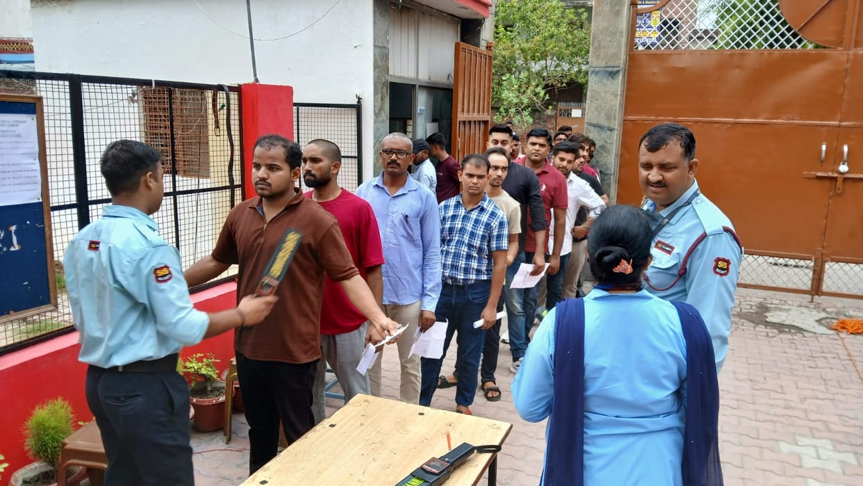 Kanpur RO ARO exam begins 65280 students are appearing for exam at 139 centres strict security arrangements