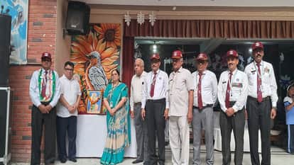 कारगिल विजय दिवस पर पूर्व सैनिकों  का सम्मान करते प्रधानाचार्य श्याम कुंतैल