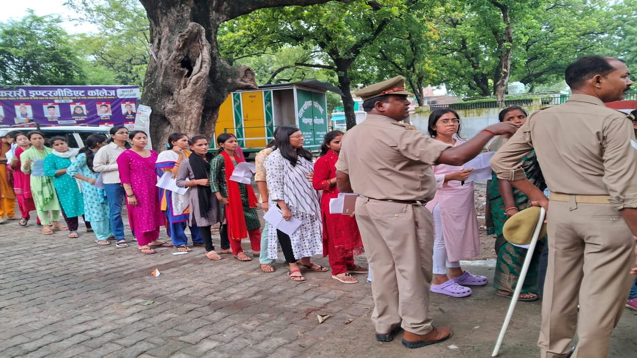 UPPSC: RO-ARO examination started at 106 centers in Prayagraj, 2382 centers have been set up in UP