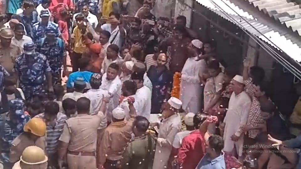 showered flowers on Kanwariyas in Jogi Nawada bareilly Muslim community welcomed them