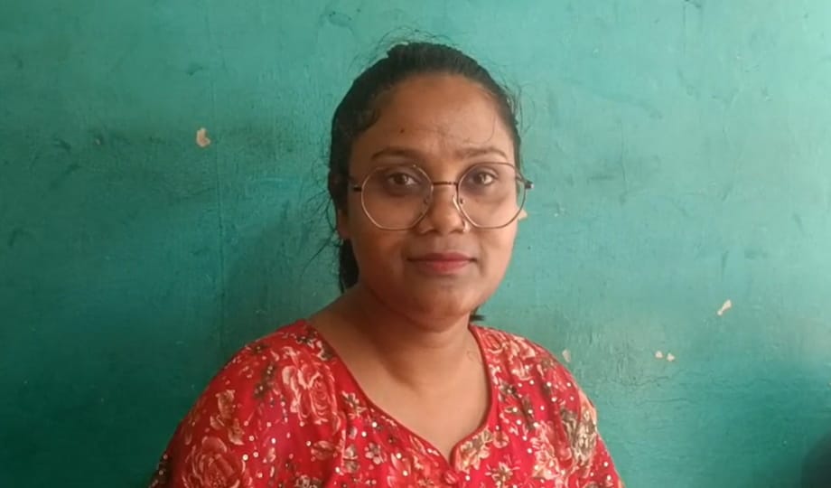 Pratapgarh News Khushboo a handicapped person with both hands, reached to take the RO-ARO exam