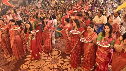 Jhoolnotsav Lord Shyam swings in Mahadev lap devotees are delighted seeing tableau in varanasi