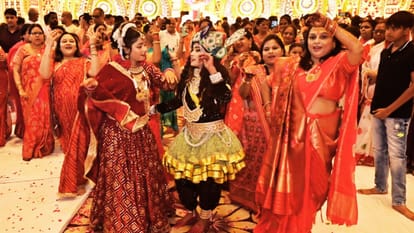 Jhoolnotsav Lord Shyam swings in Mahadev lap devotees are delighted seeing tableau in varanasi