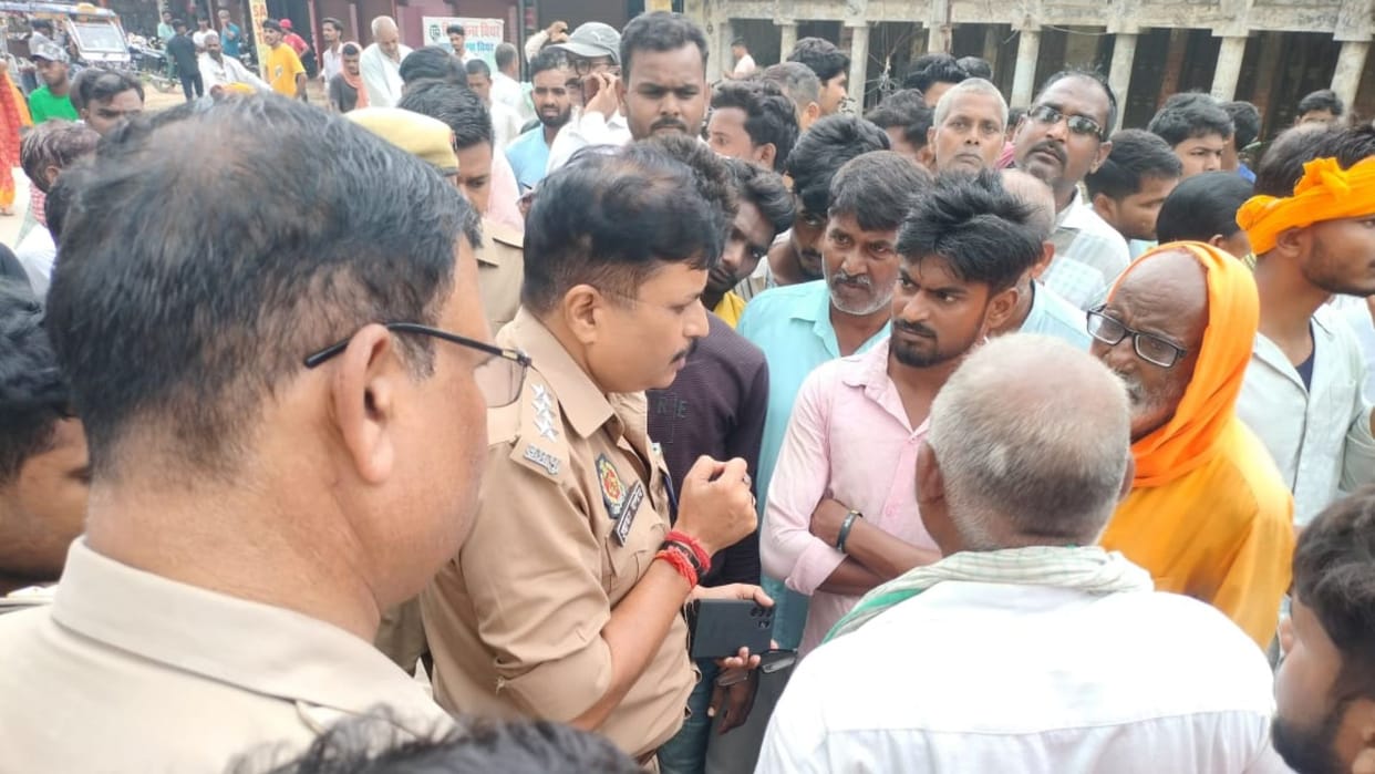 Ghazipur News Old man killed in fight over roofing protest by keeping dead body at police station