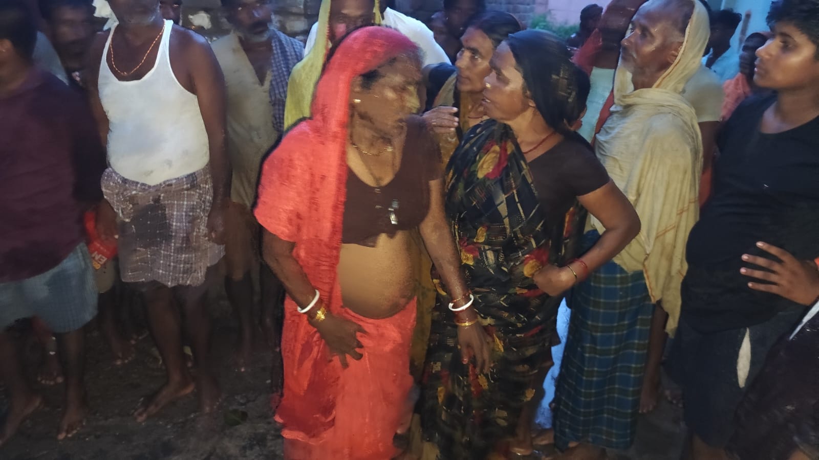 रोते बिलखते परिजन