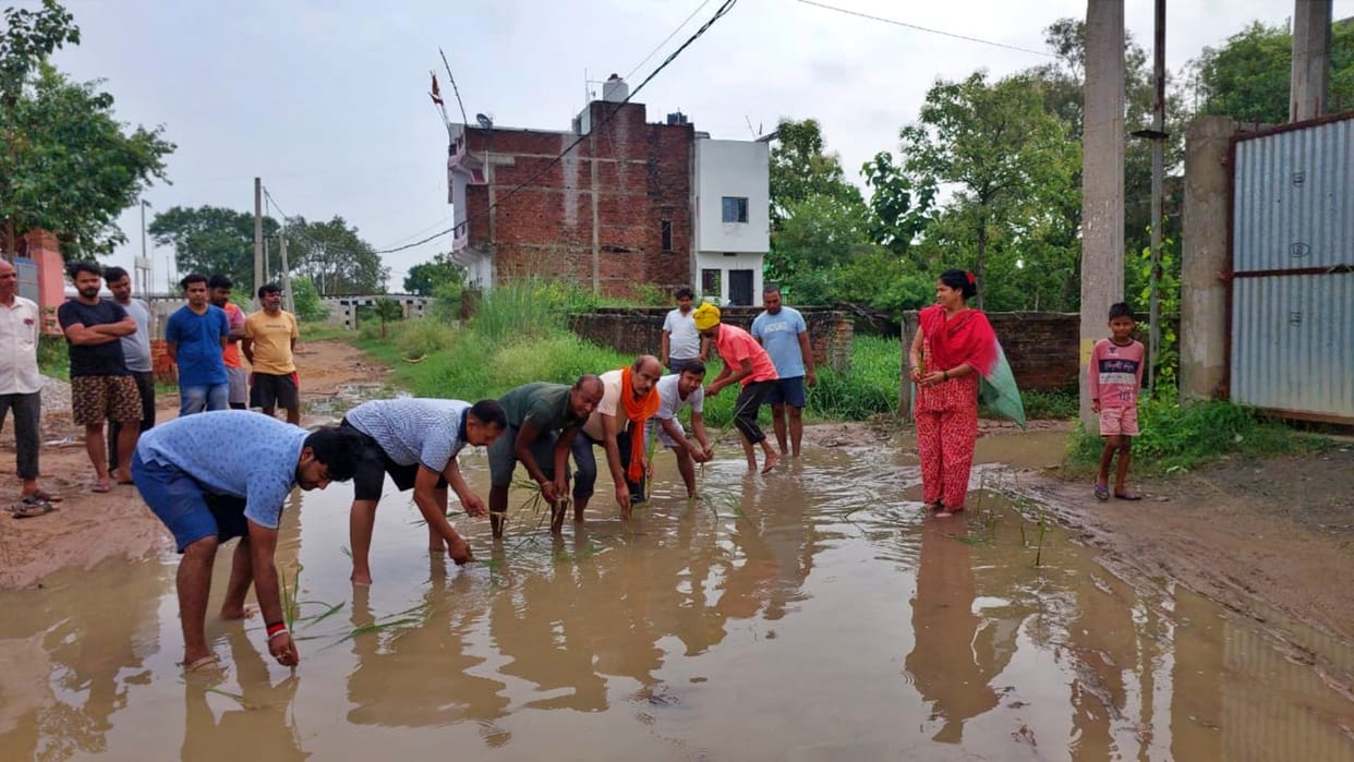 Sasaram News: People angry over waterlogging, planted paddy on muddy road; leaders reprimanded