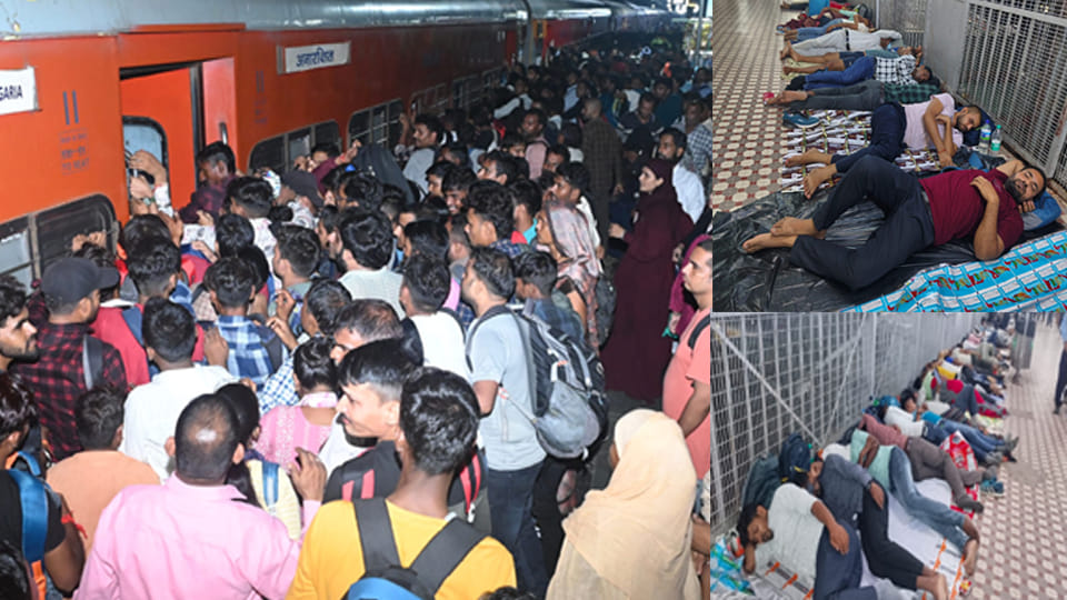 RO-ARO Exam: Crowd of students at Central, platform and stairs made their abode