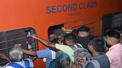 RO-ARO Exam: Crowd of students at Central, platform and stairs made their abode