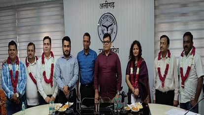 शपथ ग्रहण के बाद डीएम संजीव रंजन के साथ नए पदाधिकारी