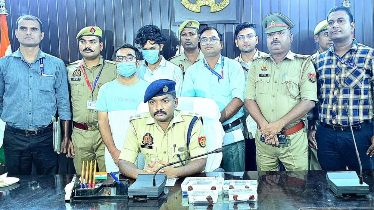 Varanasi News used to cheat through fake websites and apps two criminals arrested by police
