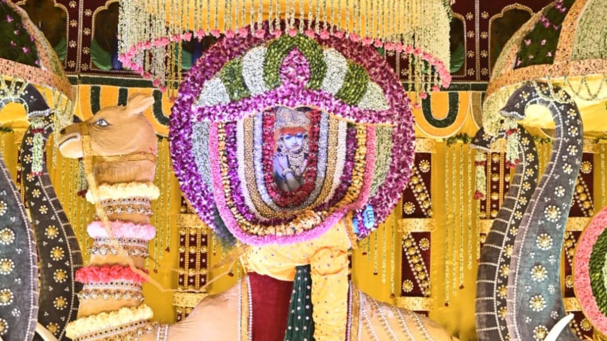 Jhoolnotsav Lord Shyam swings in Mahadev lap devotees are delighted seeing tableau in varanasi