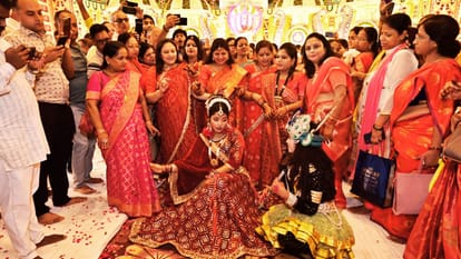 Jhoolnotsav Lord Shyam swings in Mahadev lap devotees are delighted seeing tableau in varanasi
