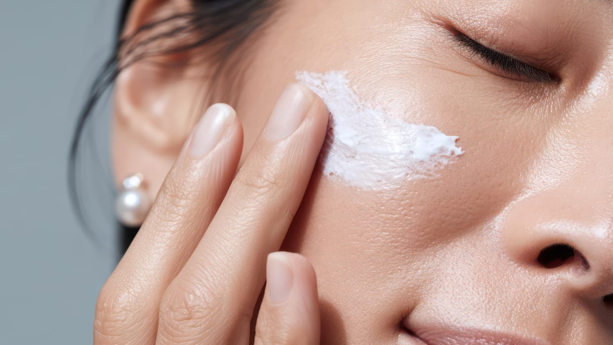 how to use milk on face in hindi chehre par kachcha doodh kaise lagayein