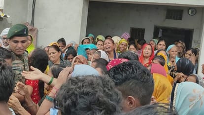 Meerut: As soon as the martyr's dead body arrived, the mother started crying