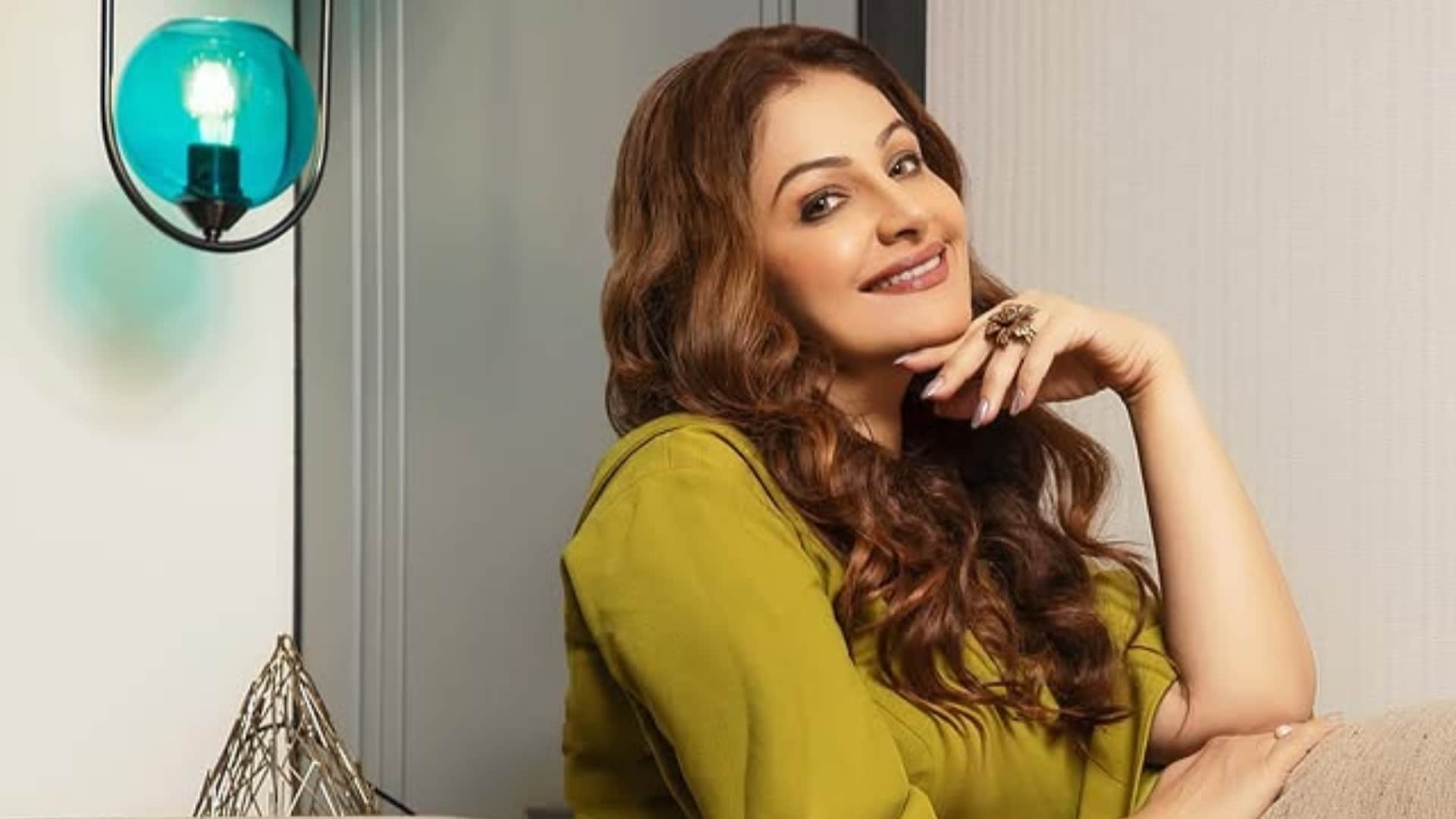 Ayesha Jhulka Birthday 90’s Popular Actress Work With Salman Khan Aamir Khan In Bollywood Films