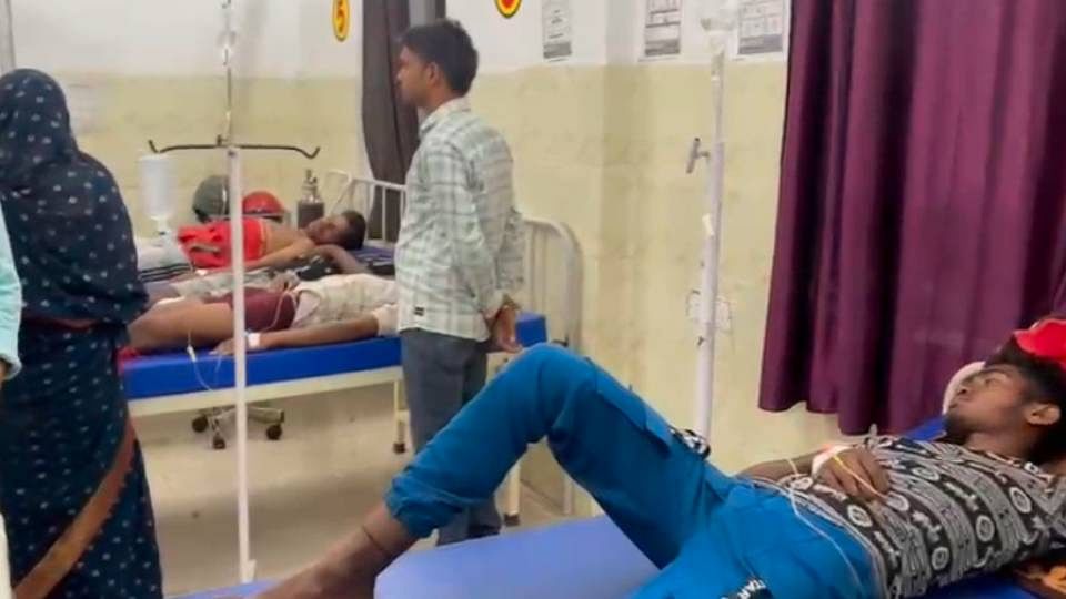 सावन का तीसरा सोमवार: अवसानेश्वर मंदिर में मौत का तांडव, दो को आगोश में लिया; सात की हालत नाजुक... कुल 38 घायल Two dead and seven critical in stampede at Awsaneshwar temple in Barabanki total 38 injured