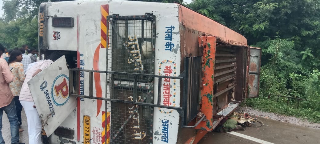 Ayodhya: Bus carrying pilgrims from Kanpur to Ayodhya overturned, 20 passengers injured