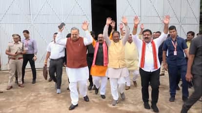 CM Sai showered flowers on Kanwadiyas in Bhoramdev both Deputy CMs including Raman Singh performed the puja in