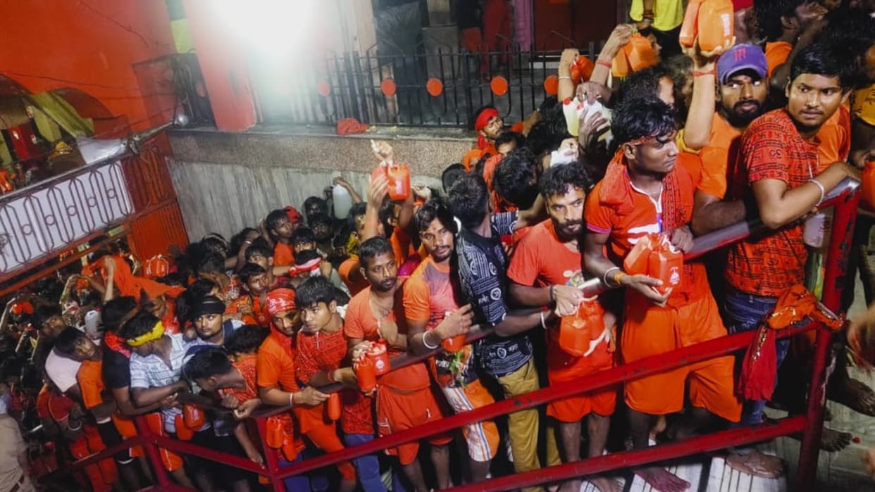 Pratapgarh News: On the third Monday of Sawan, a huge crowd of devotees and devotees gathered at Ghuisarnath