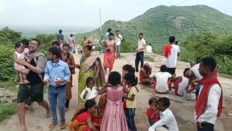 Bihar: सावन की तीसरी सोमवारी पर शिवालयों में उमड़ा श्रद्धालुओं का सैलाब, मंदिर में दिखा भक्ति का नजारा