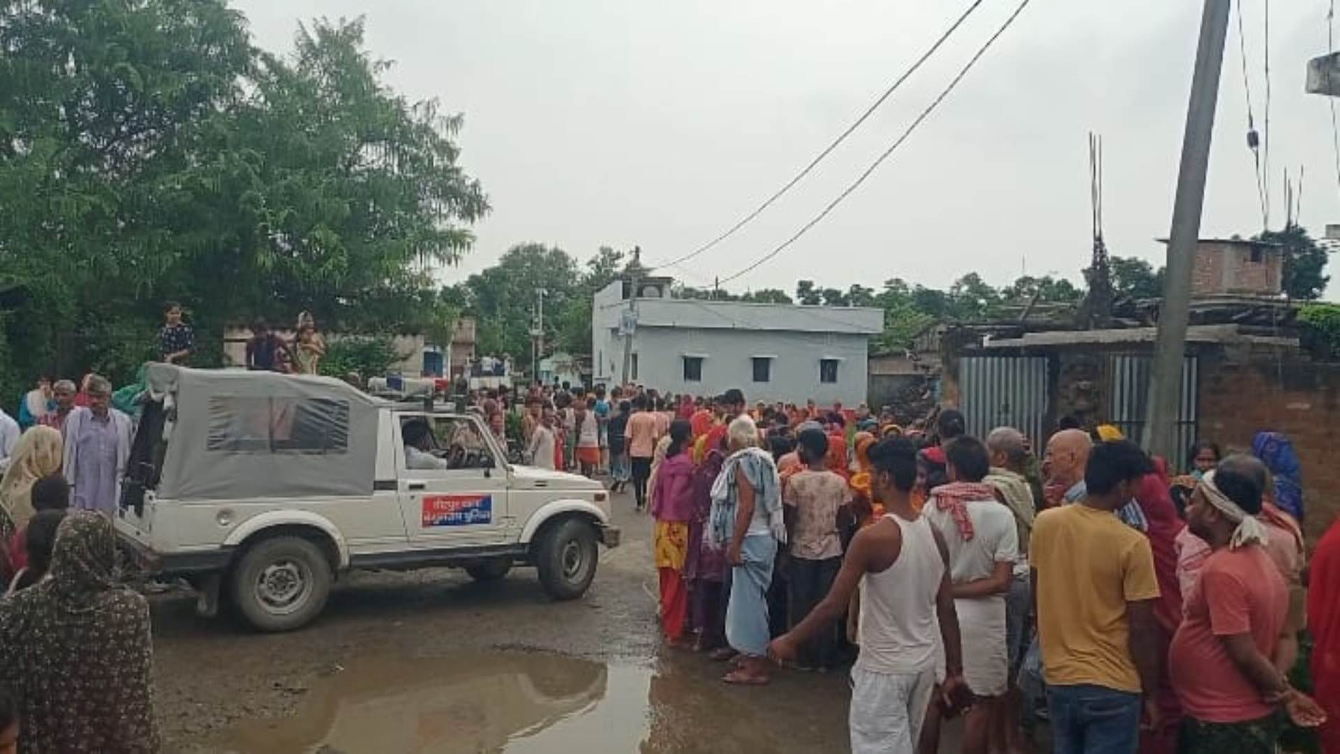 ग्रामीणों की भीड़