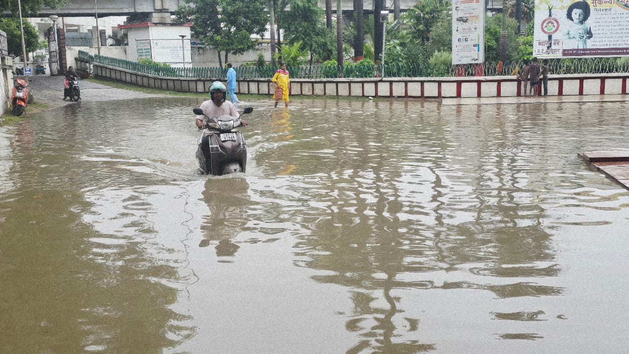 पटना में झमाझम बारिश से जलजमाव हो गया।