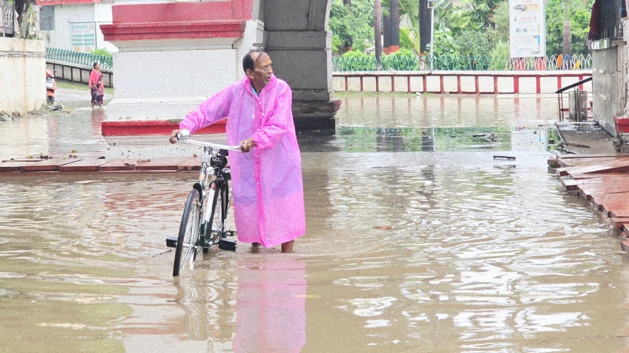 बारिश के कारण जलजमाव से लोगों को परेशानी का सामना करना पड़ा।