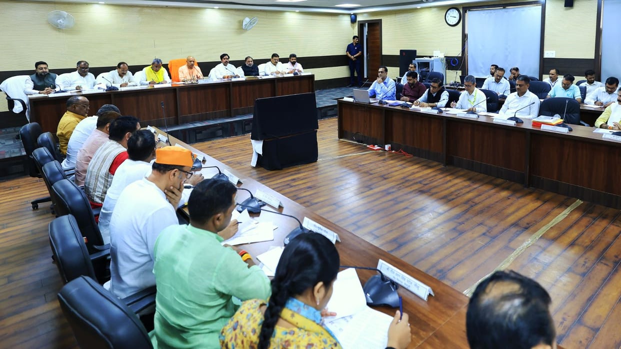 CM Yogi reviewed progress of development works with leaders of Azamgarh and Varanasi division