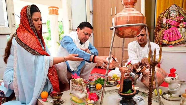 Sawan Somwar: हर-हर महादेव की गूंज...शिवालयों में आस्था का सैलाब, सीएम धामी ने पत्नी संग की पूजा-अर्चना