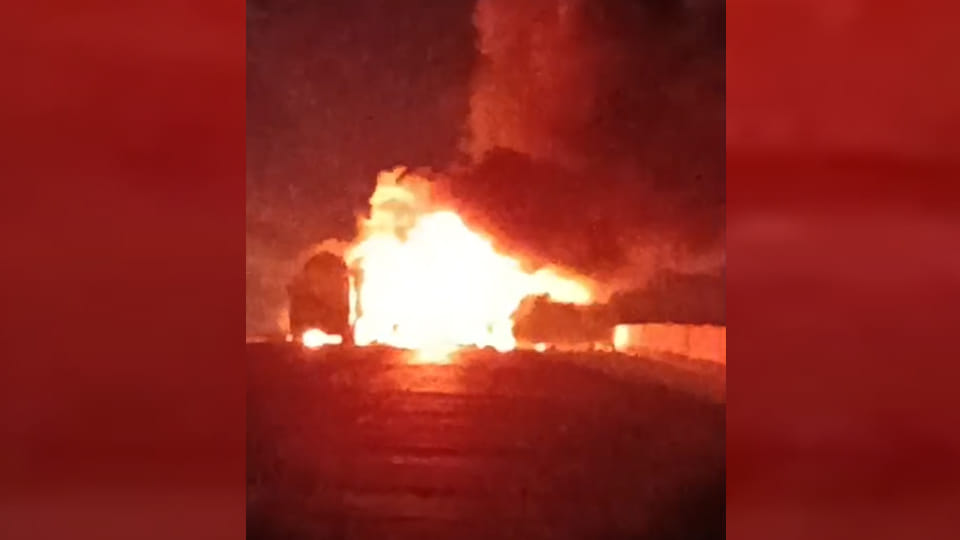 Fatehpur: Heavy collision between tanker and DCM on highway, fire breaks out, driver critical