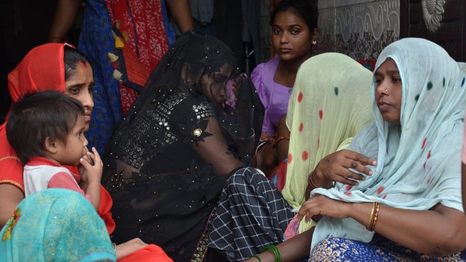 Father killed his daughter suspecting her of love affair and then hanged himself in greater noida