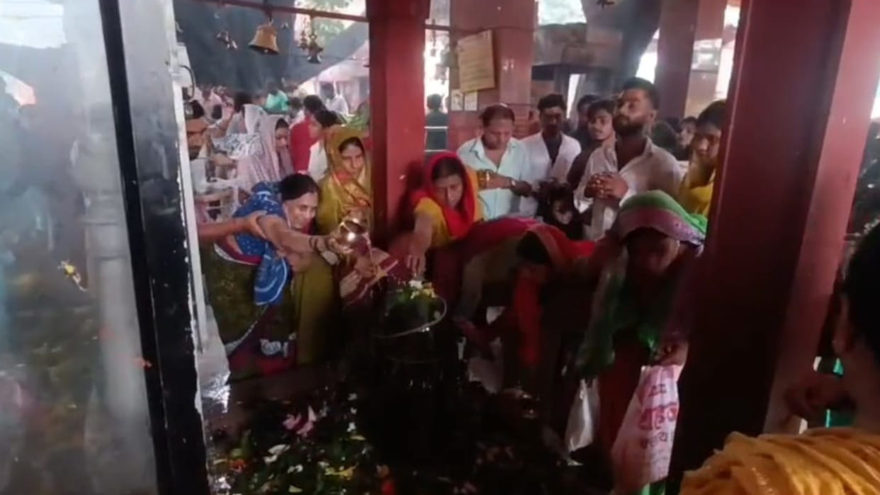 Apart from Jharkhandi Mahadev Shiv Mandir in Gorakhpur, crowds also gathered in other temples