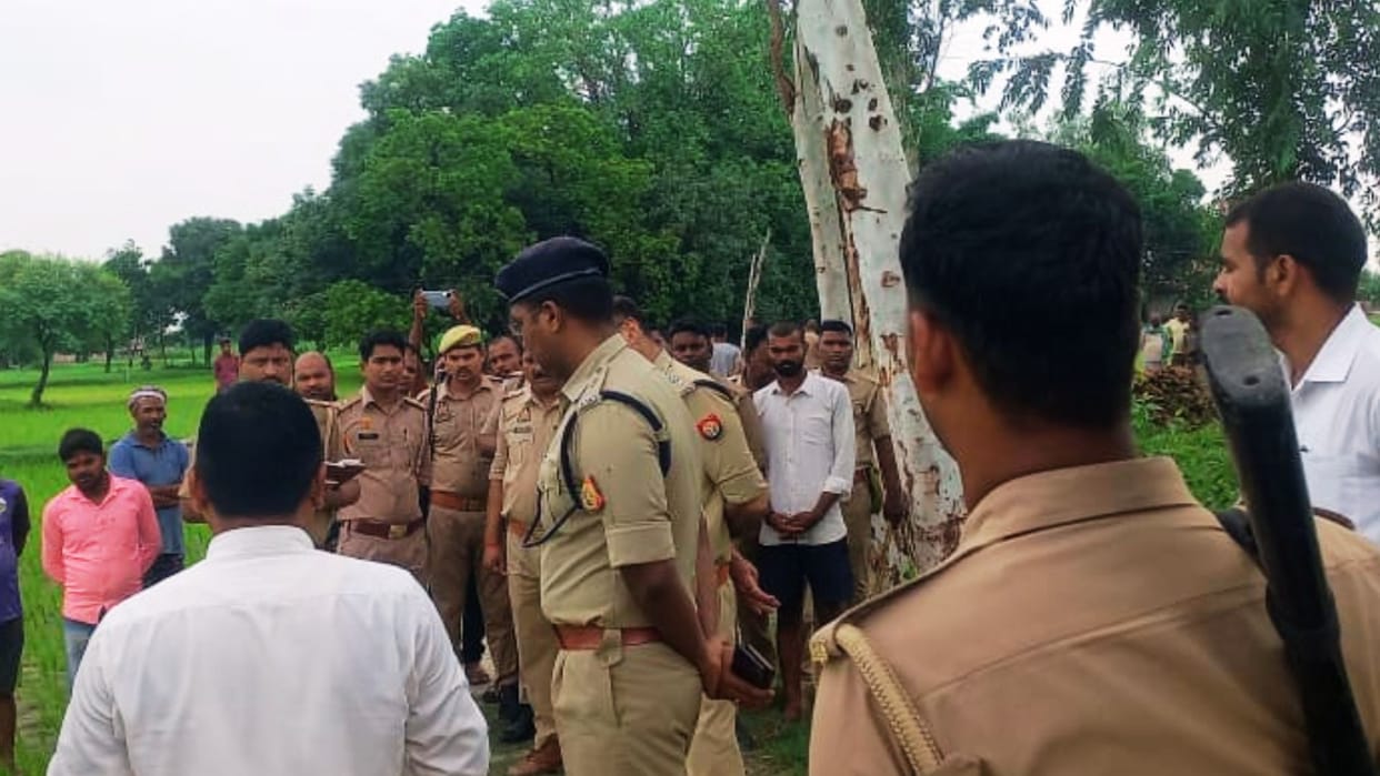 Azamgarh News body of laborer found soaked in blood at tubewell his head was crushed two people questioned