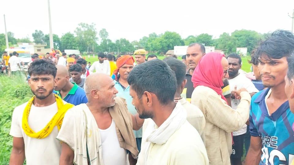 man killed his parents and sister with an axe In Ghazipur Two more minutes and three corpses were laid down