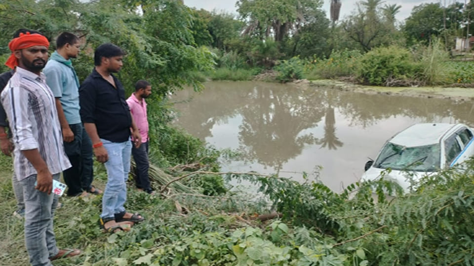 Auraiya: Car hits electric pole and falls into water filled pit, uncle-nephew Died, two injured