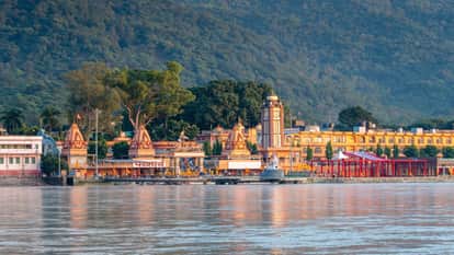 UP Muslim family five members embrace Sanatan Dharma take holy dip in haridwar Ganges don sacred Janeu